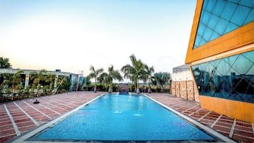 Kolam renang outdoor