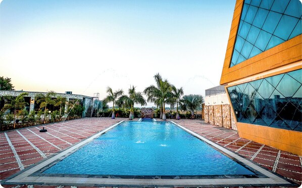 Outdoor pool - Divyaras Resort (Waghoriya)