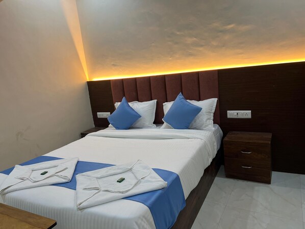 Deluxe Double Room | Desk, laptop workspace, free WiFi - hotel surya grand (Mumbai)