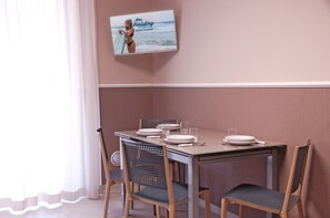 32-inch flat-screen TV with cable channels - Marconi Seaside Residence Pool Wifi  (Alba Adriatica)
