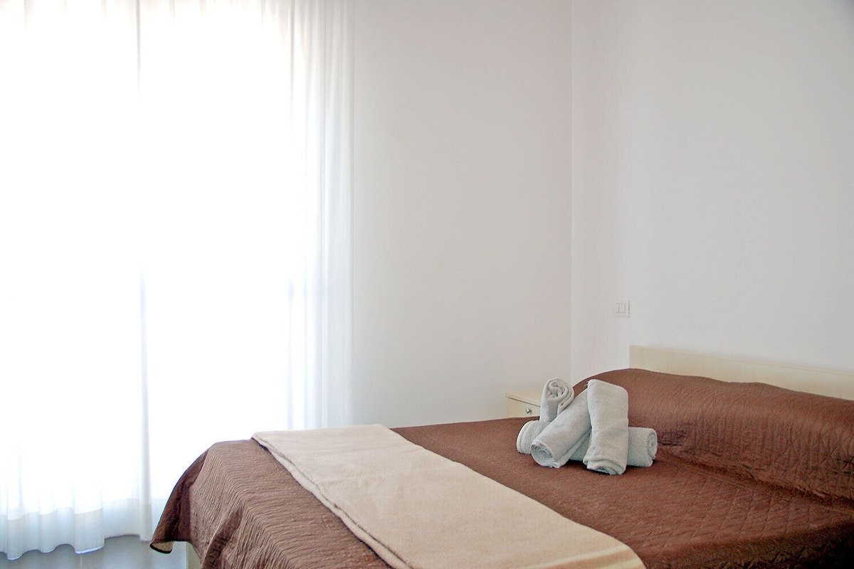 2 habitaciones, cunas y ropa de cama