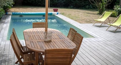 Margaux, sur la route des vins.
Belle maison avec piscine au centre du village.