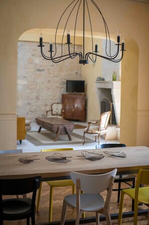 Dining - Margaux at the heart of the Médoc wine region. Beautiful stone house and pool. (Margaux-Cantenac)