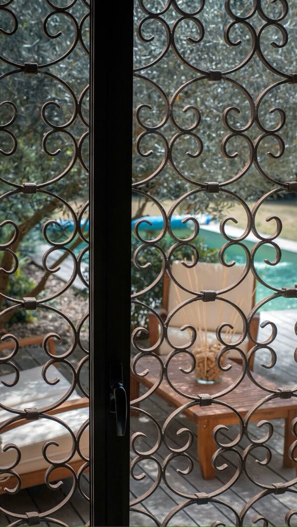 Property grounds - Margaux at the heart of the Médoc wine region. Beautiful stone house and pool. (Margaux-Cantenac)