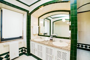 Een haardroger, handdoeken, zeep, toiletpapier