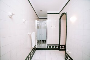 Hårtørrer, håndklæder, Sæbe, Toiletpapir