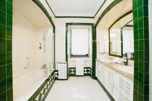 Een haardroger, handdoeken, zeep, toiletpapier