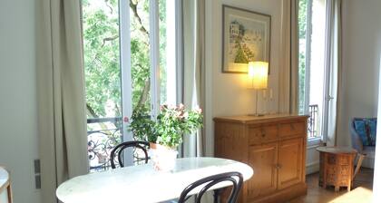 Le Alesia : Classic French Apartment in Historic Montparnasse Area