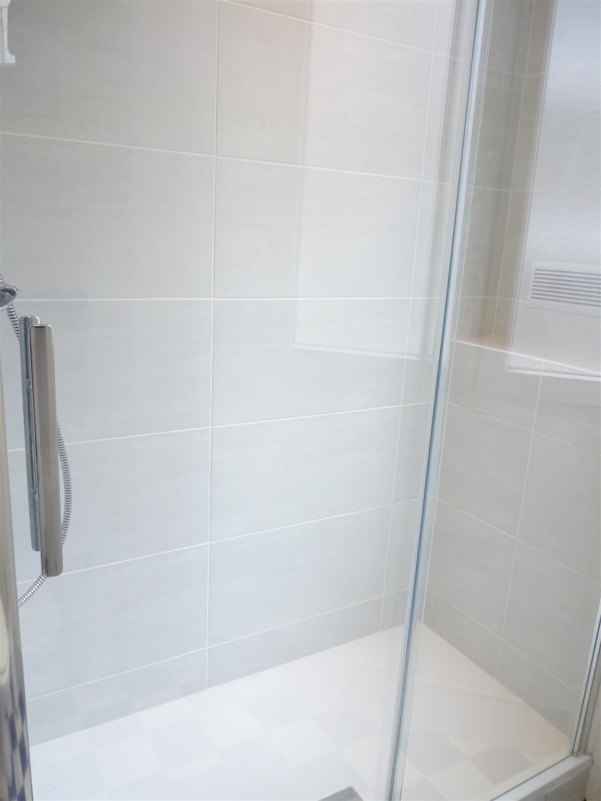 Een douche, een haardroger, handdoeken, zeep