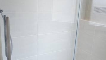 Een douche, een haardroger, handdoeken, zeep