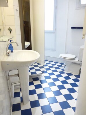 Douche, sèche-cheveux, serviettes fournies, savon