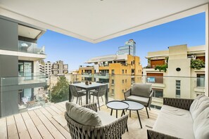 Outdoor dining - MAMAD Luxury 3BR Next to Geula Beach by FeelHome (Tel Aviv - Jaffa)
