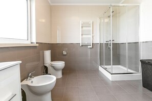 Shower, hair dryer, bidet, towels