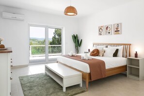 3 slaapkamers, een strijkplank/strijkijzer, reisbedje, wifi