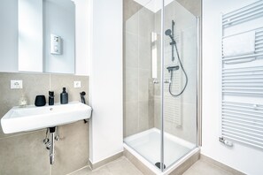 Dusj, hårføner, håndklær og såpe