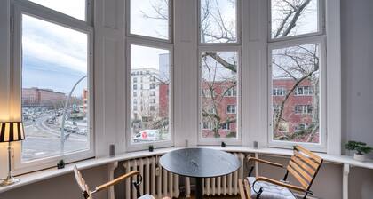 Family-Friendly 2BR Apartment, Bright Winter Garden, 70m to Metro, Sleeps 6