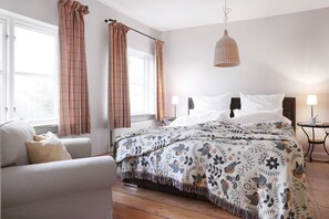 5 Schlafzimmer, Schreibtisch, Bügeleisen/Bügelbrett, Reisekinderbett
