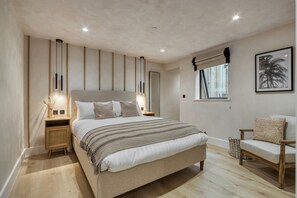 2 dormitorios, tabla de planchar con plancha, cuna de viaje