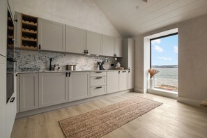 Kühlschrank, Ofen, Geschirrspüler, Wasserkocher mit Kaffee-/Teezubehör