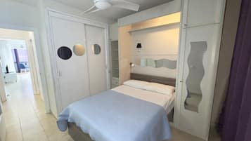 1 slaapkamer, een strijkplank/strijkijzer