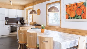 Oppvaskmaskin, brødrister og spisebord