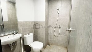 Un bagno con toilette, lavandino e doccia.