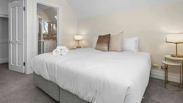 5 bedrooms, iron/ironing board, WiFi, bed sheets