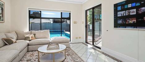 Televisión, chimenea, estéreo y oficina