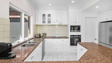 Geladeira, micro-ondas, fogão, cooktop