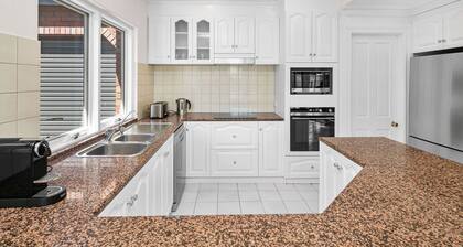 Marvel in Mitcham - 6 Bedroom, Pool, Luxury