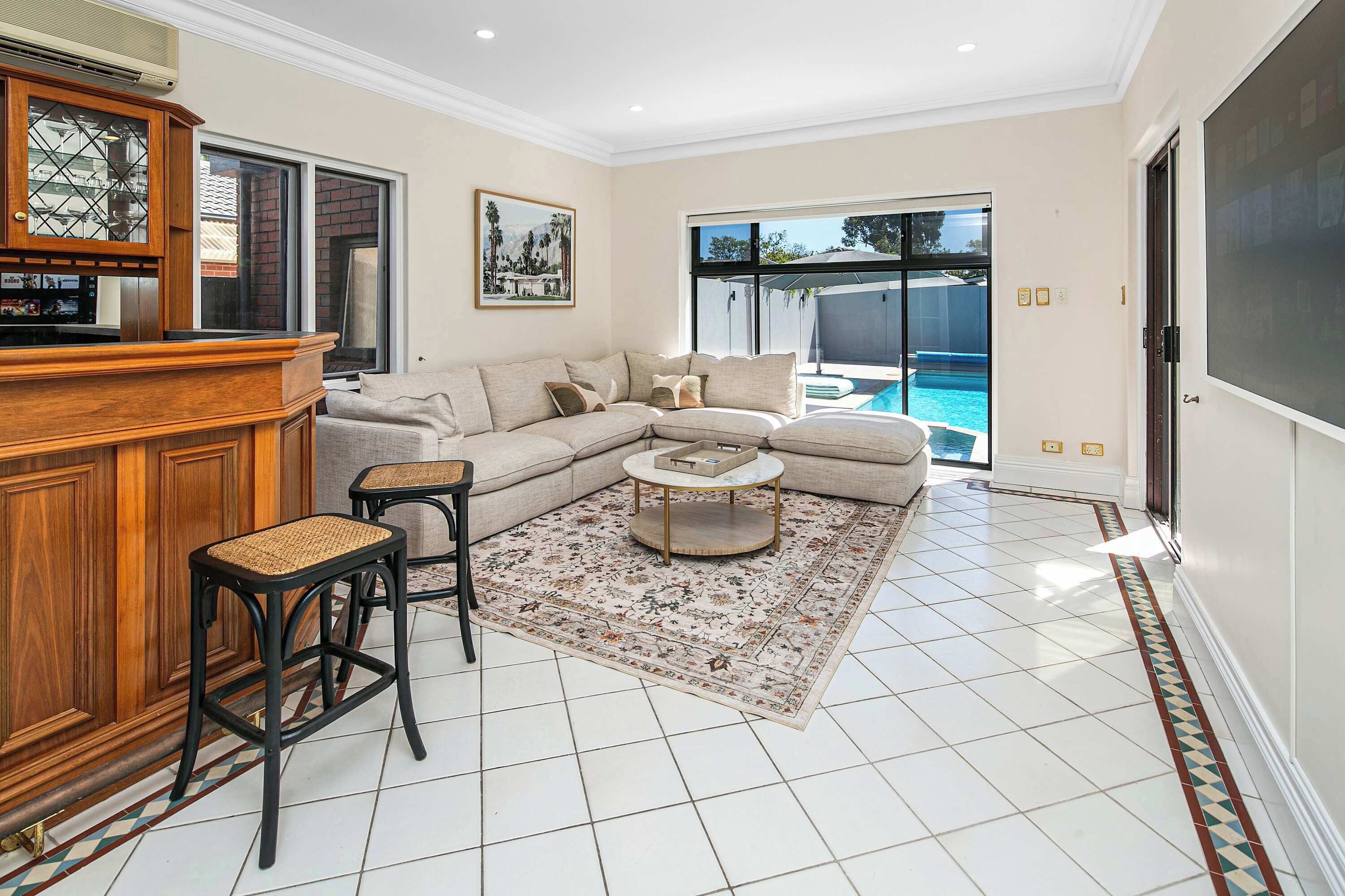 Televisio, takka, stereot, työhuone