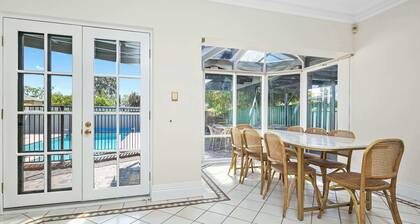 Marvel in Mitcham - 6 Bedroom, Pool, Luxury