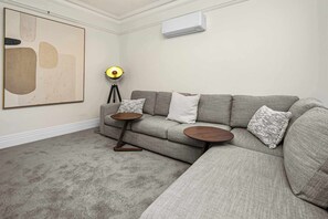 تلفزيون، مدفأة، ستيريو، مكتب