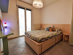 1 bedroom, travel cot, free WiFi
