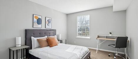 1 habitación, escritorio, tabla de planchar con plancha y cuna de viaje