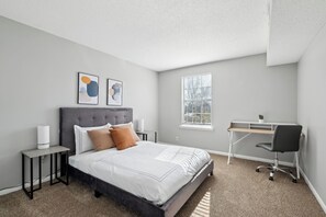 1 Schlafzimmer, Schreibtisch, Bügeleisen/Bügelbrett, Reisekinderbett