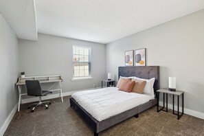 1 chambre, bureau, fer et planche à repasser, lit parapluie