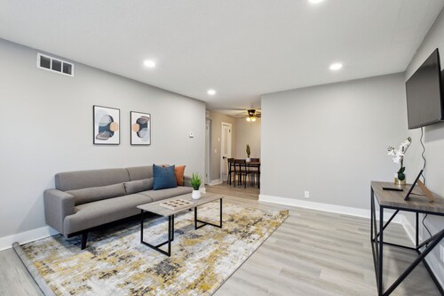 Brentwood C4 I Cozy & Comfy I 2Bd I Free Parking