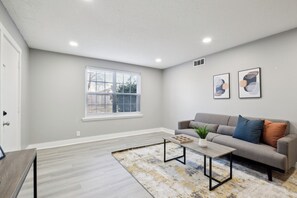 Smart TV, offices - Brentwood C4 I Cozy & Comfy I 2Bd I Free Parking (Nashville)