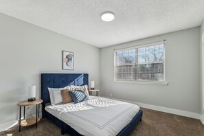 2 chambres, bureau, fer et planche à repasser, lit parapluie