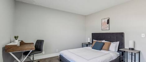 2 quartos, escrivaninha, ferros/tábuas de passar roupa, berço de viagem