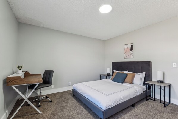 2 chambres, bureau, fer et planche à repasser, lit parapluie