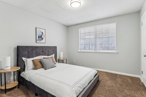 2 habitaciones, escritorio y tabla de planchar con plancha 