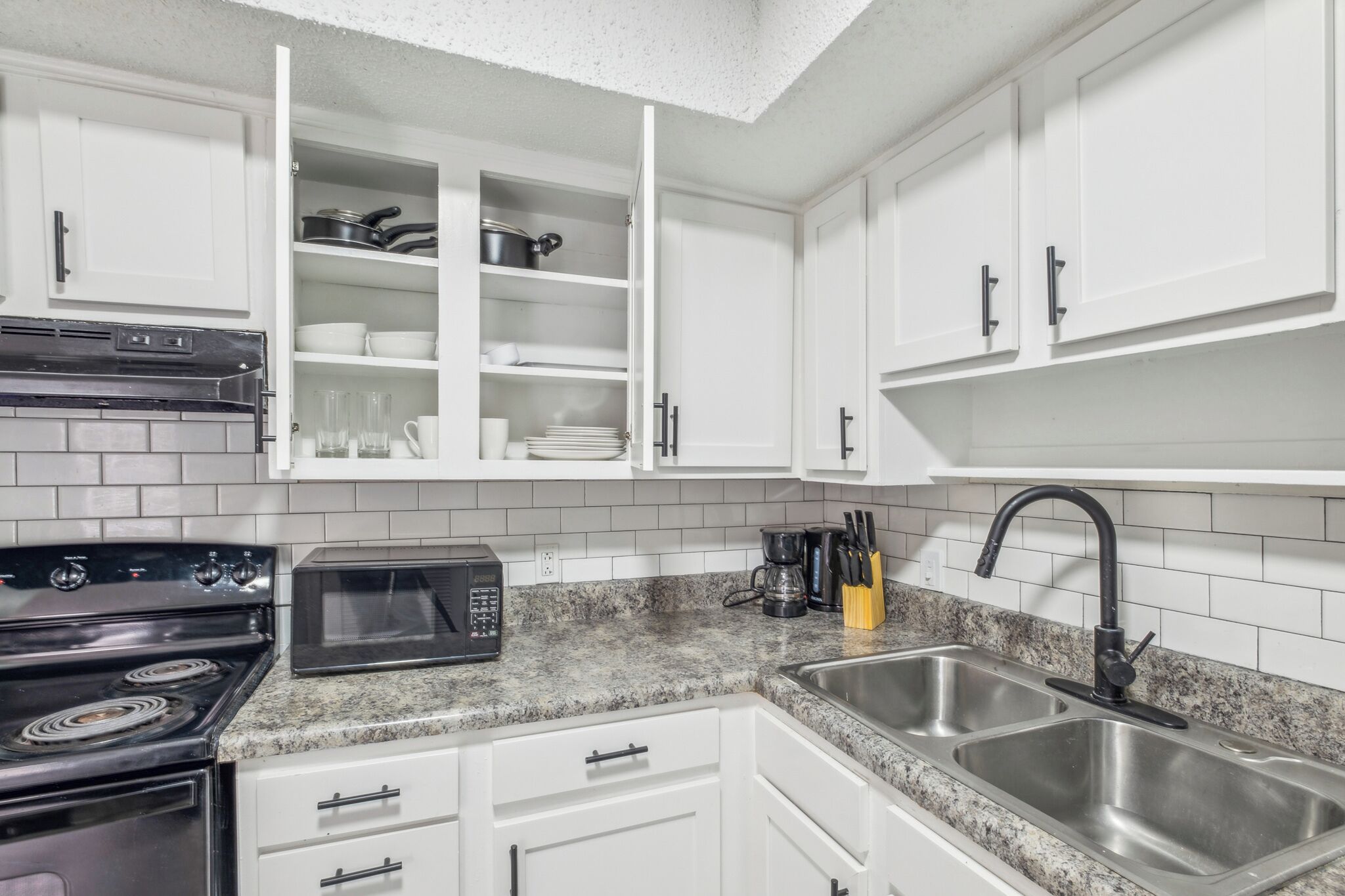 Réfrigérateur, micro-ondes, four, plaque de cuisson