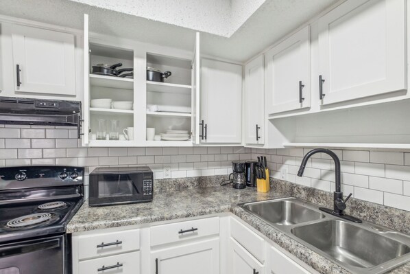 Refrigerador, microondas, horno y parrilla de estufa