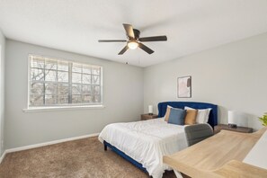 2 Schlafzimmer, Schreibtisch, Bügeleisen/Bügelbrett, Reisekinderbett