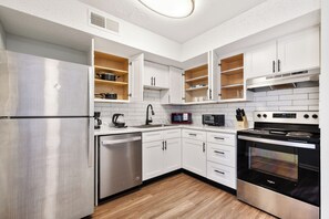 Kühlschrank, Mikrowelle, Ofen, Herdplatte