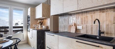 Fridge, oven, dishwasher, coffee/tea maker