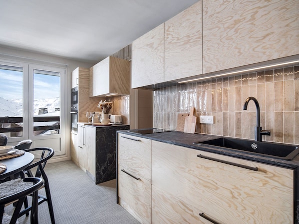 Fridge, oven, dishwasher, coffee/tea maker
