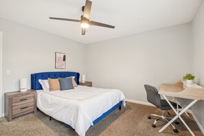 2 habitaciones, escritorio, tabla de planchar con plancha y wifi gratis
